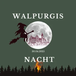 Walpurgisnacht im Schlosshotel Schkopau. Eine Hexe fliegt vor einem Halbmond, der das Schlosshotel anstrahlt. Hinter Nadelbäumen brennt ein Feuer.