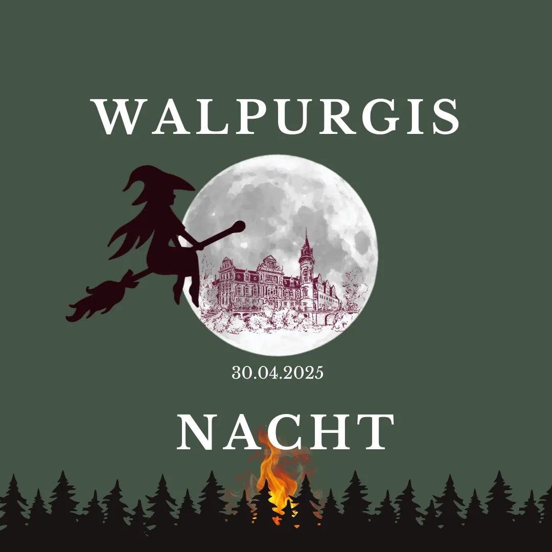 Walpurgisnacht im Schlosshotel Schkopau. Eine Hexe fliegt vor einem Halbmond, der das Schlosshotel anstrahlt. Hinter Nadelbäumen brennt ein Feuer.